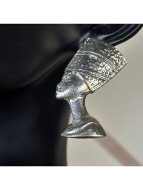 Silver Tone Cleopatra Nefertiti Pharaoh Embossed Large Clip-On Earrings A55